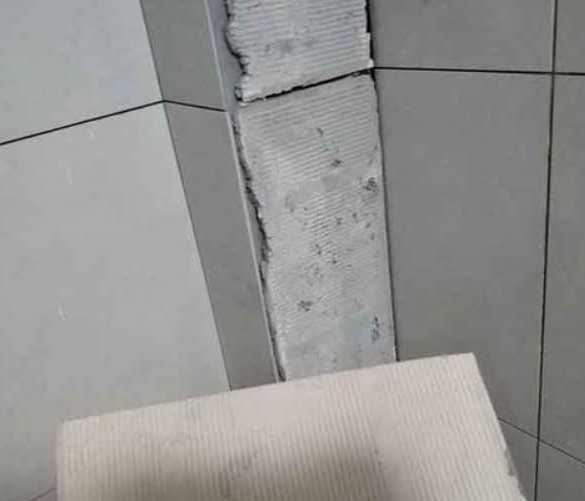 中山瓷砖空鼓维修公司分享下厨房瓷砖脱落的补救措施。